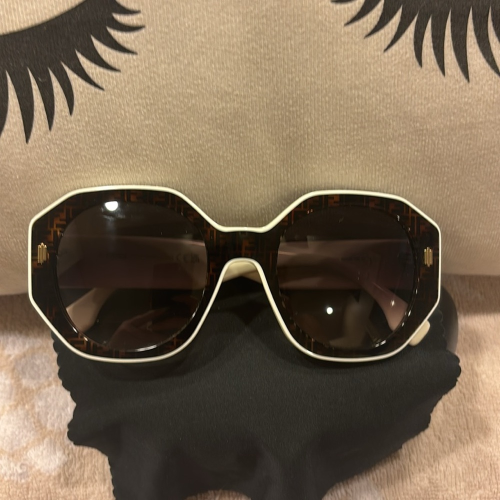 FENDI ☀️ sunglasses - Picture 5 of 9